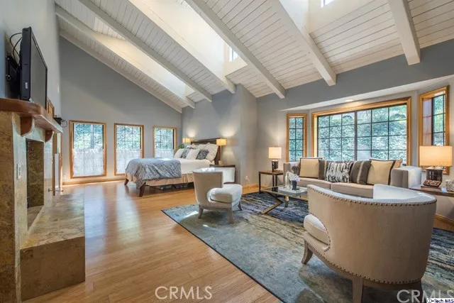 5215 Palm Drive, La Canada Flintridge, California 91011