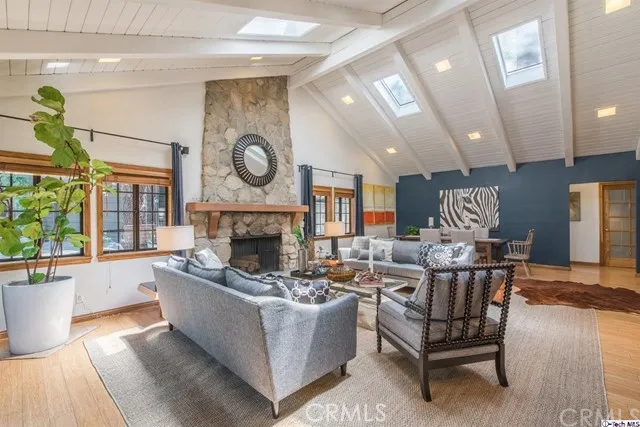 5215 Palm Drive, La Canada Flintridge, California 91011