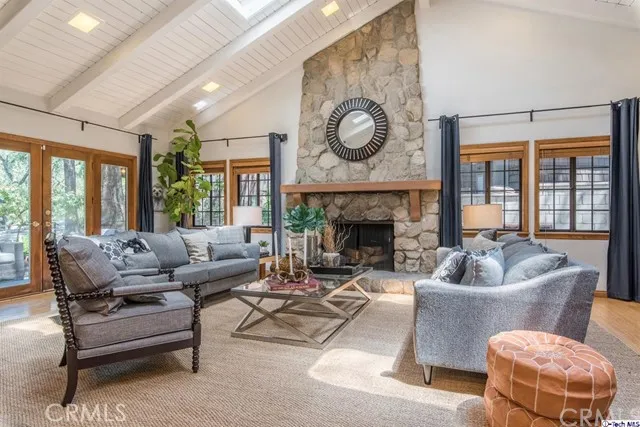 5215 Palm Drive, La Canada Flintridge, California 91011