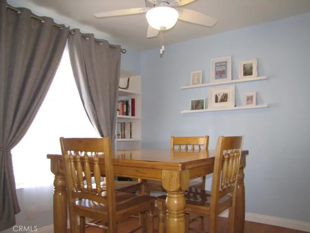 COMFORTABLE SPACE TO ENJOY INTIMATE DINING OR FAMILY MEALS.