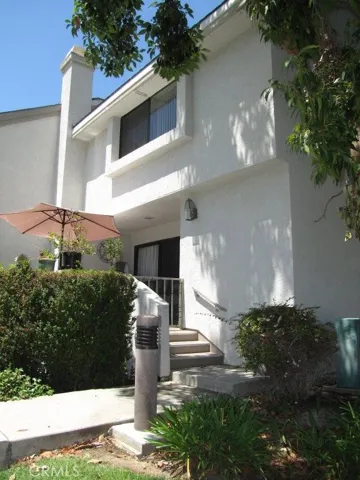 WELCOME HOME TO YOUR END UNIT!  DO YOU SEE YOURSELF LIVING HERE?
