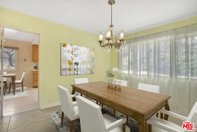 Virtually staged furniture in dining room
