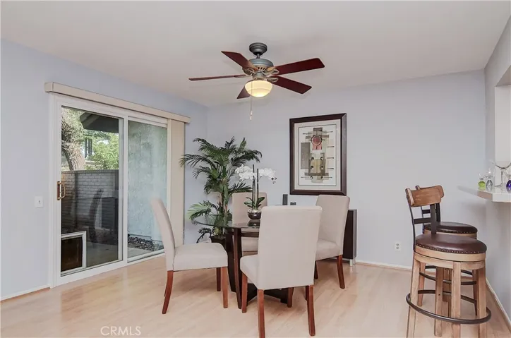 Super dining area has breakfast bar for quick meals, plus plenty of room for large entertainment size table.