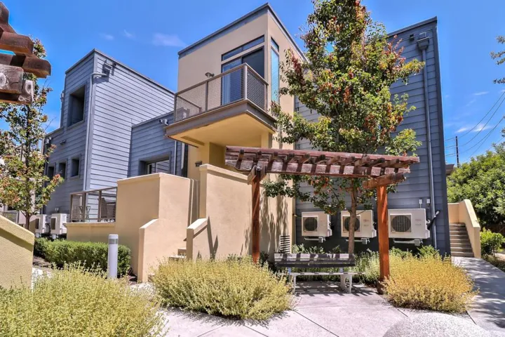 933 Curlew Lane, Palo Alto, California 94303