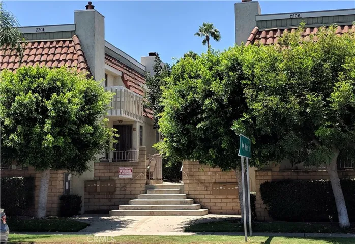 This is the entrance from the street