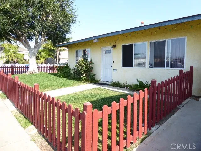 Fully fenced yards