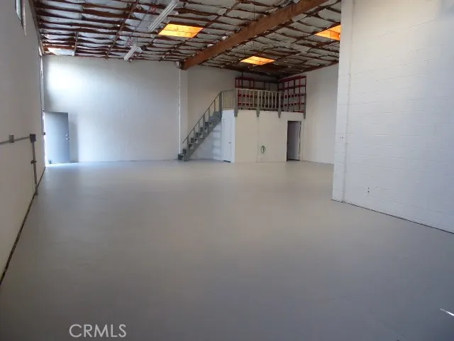 Insulated ceiling. Just painted floor. Multiple uses for this space are allowed
