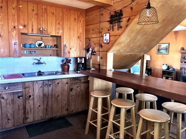 KITCHEN WITH BREAKFAST BAR