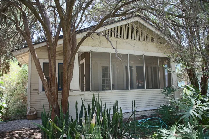 4032 Elmwood Ct, Riverside CA 92506 -- 3 bedroom, 1 bathroom, just under 1,000 square feet.