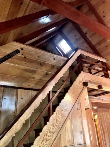 ACCESS TO LOFT BEDROOM