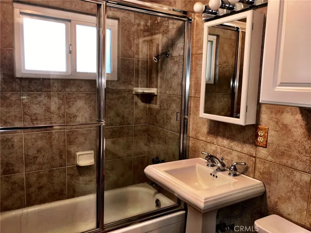 GUEST HOUSE BATH-MAIN LEVEL