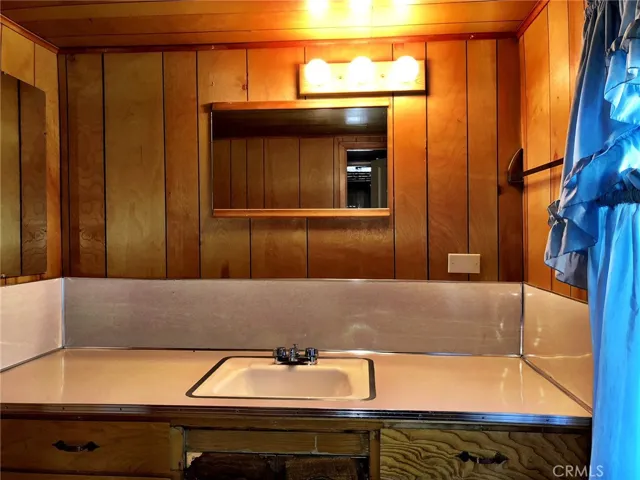 HALF BATH-DOWNSTAIRS GUEST HOUSE