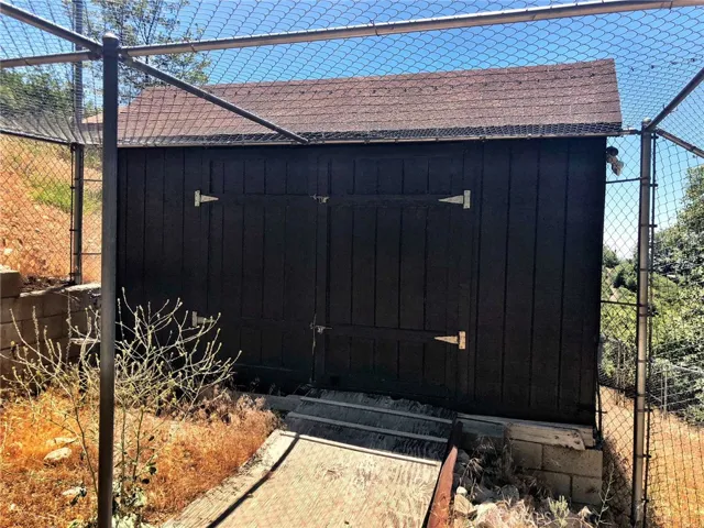 OUT BUILDING WITH ENCLOSED AVIARY/CHICKEN COOP
