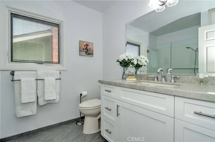 Another beautiful bath...convenient to both guest/kids rooms.