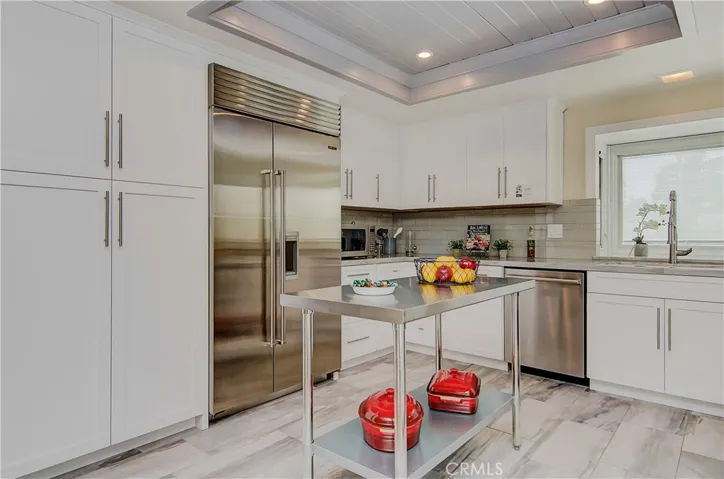 Gorgeous space...all that is missing is the chef...and any chef will LOVE this kitchen!