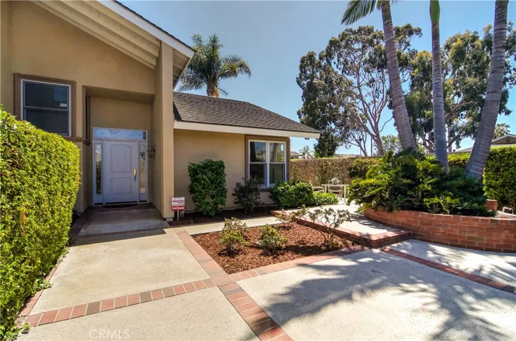 Step inside this lovely entry courtyard and relax in the tranquility and privacy.