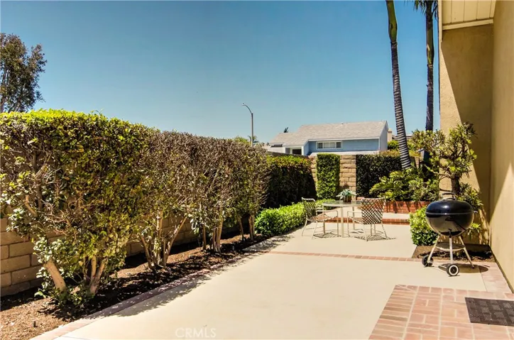 Even the side yard is large enough for an awesome lap pool!