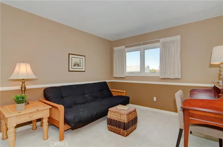 Kid/guest room...plenty of space for study and play.