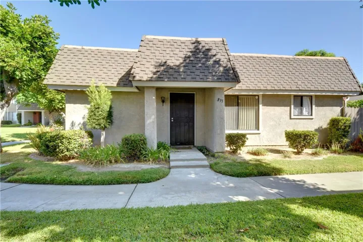 Single story end unit townhome