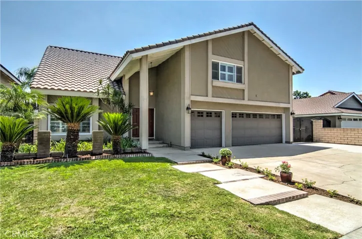 Beautiful curb appeal with contemporary paint scheme and sweeping front lawn.