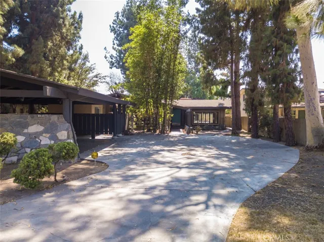 Welcome to 9440 Gallatin Rd. Downey...Unique Mid-Century Modern home designed by the very talented Architect
Jules Salkin