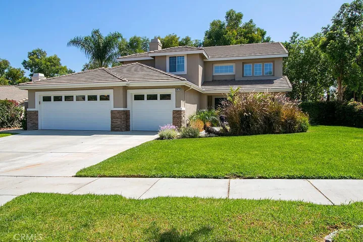 Just look at this beatiful home and note the 3 car garage and long driveway!!!!