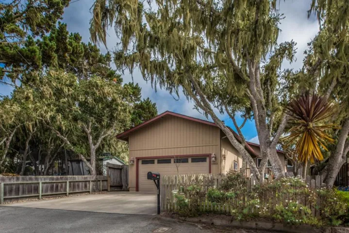 1303 Lincoln Avenue, Pacific Grove, California 93950