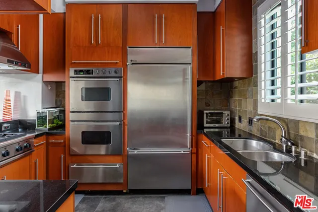 800 Westmount Drive 2, West Hollywood, California 90069