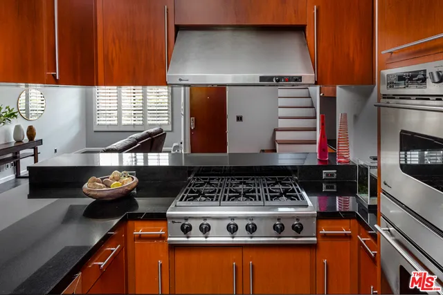 800 Westmount Drive 2, West Hollywood, California 90069