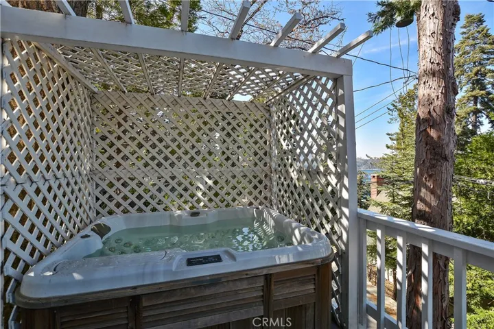379 Mittry Lane, Lake Arrowhead, California 92352