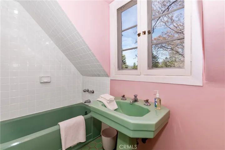 379 Mittry Lane, Lake Arrowhead, California 92352