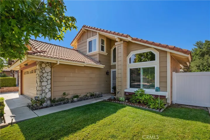 Gorgeous four bedroom home (one downstairs next to full bathroom) is in the beautiful Corona community of Sierra del Oro.