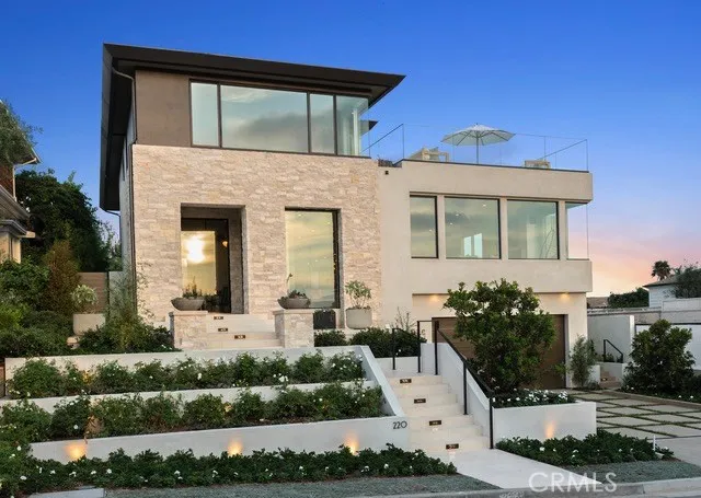Stunning soft contemporary home built by the incomparable Tom Nicholson and designed by renowned Teale Architecture.