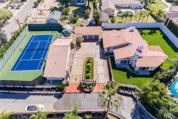 Huge Lot with endless possibilities! Great property for Multi Generation Family