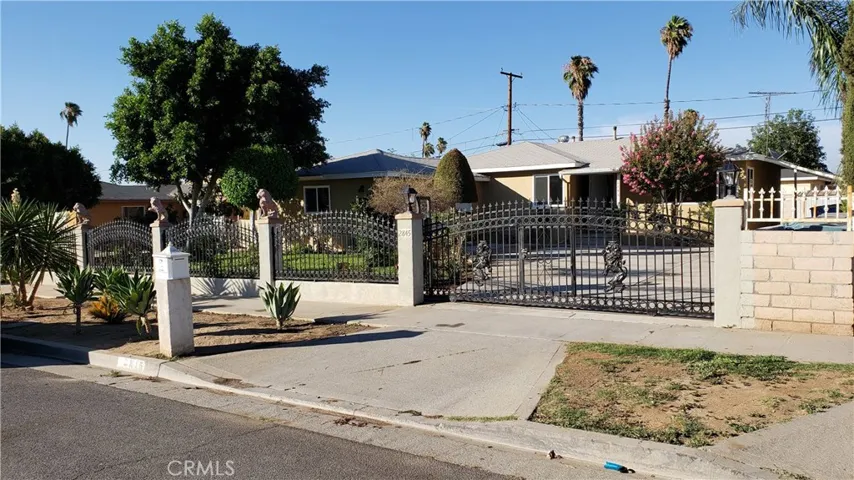 *****LANDSCAPED YARD WITH FRESHLY PAINTED WROUGHT IRON GATE & NEW SOLAR POWER POST LIGHTS LOKKS GREAT & PROVIDES SECURITY****