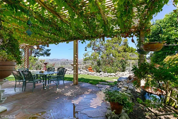 Enjoy an outdoor oasis with stunning views!