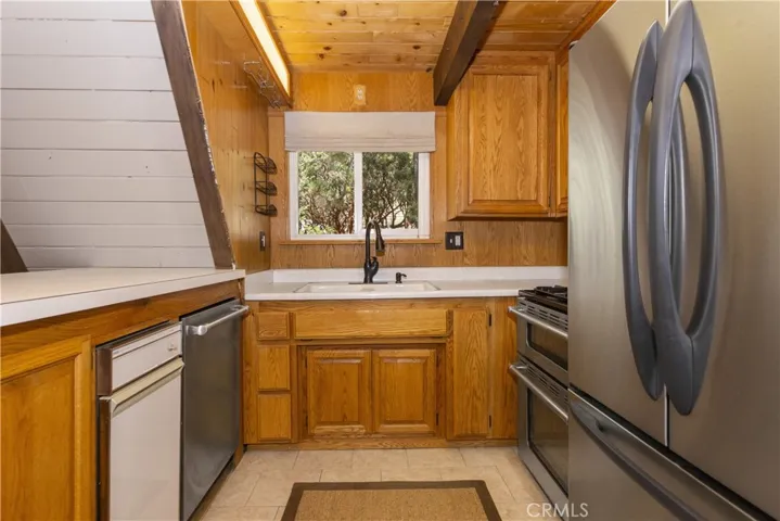 1223 Yellowstone Drive, Lake Arrowhead, California 92352
