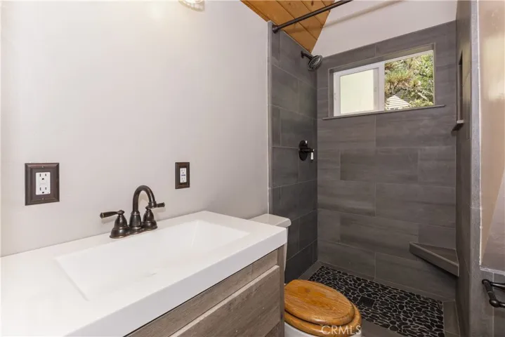 1223 Yellowstone Drive, Lake Arrowhead, California 92352