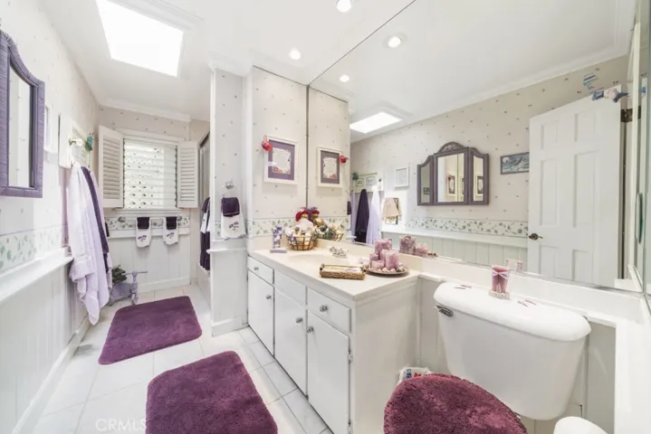 Main spacious bathroom