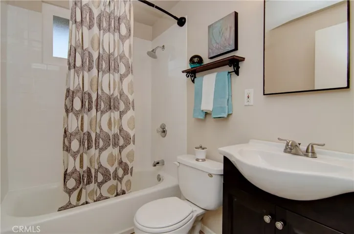Crisp white tile and stainless accents keep the main bath looking fresh!