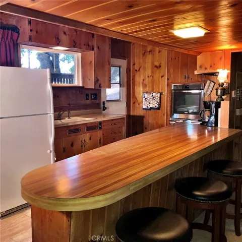 KITCHEN WITH BREAKFAST BAR