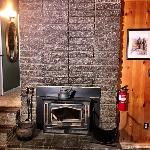 FIREPLACE WTH WOODBURNER INSERT