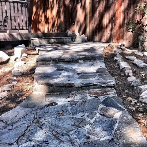 FLAGSTONE WALKWAY