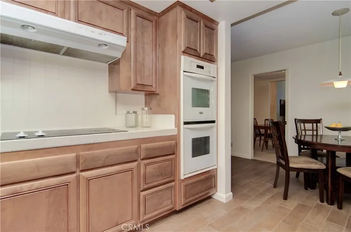 Check out the double oven and the separate cook-top; prepping holiday meals will be a breeze!