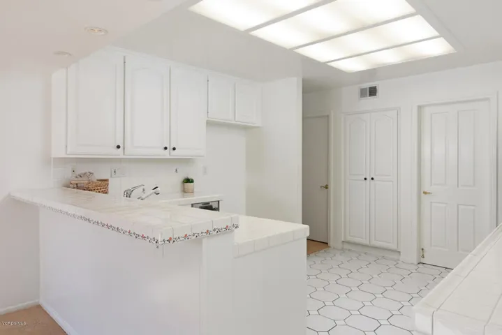 624 Indian Wells Ln-010-9-Kitchen-MLS_Si