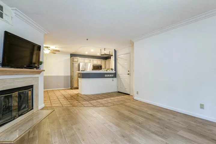 03_living_area_to_kitchen