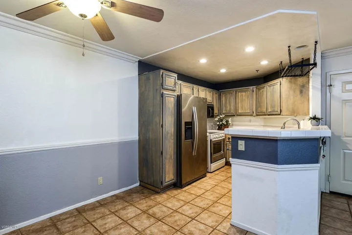 05_dining_area_to_kitchen