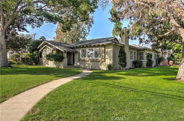  Huge corner lot offers gorgeous curb appeal with mature landscape and deep setback far from the street.