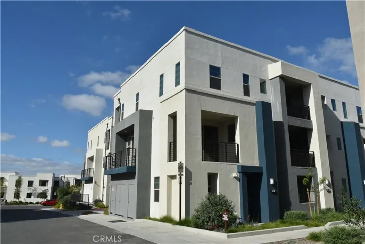 Sunny end unit, 3br 3.5 bath with 3 outdoor balconies!