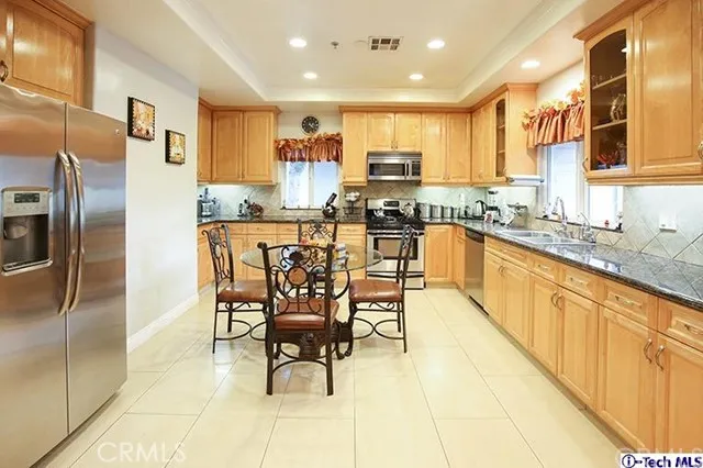 1316 Oak Circle Drive, Glendale, California 91208